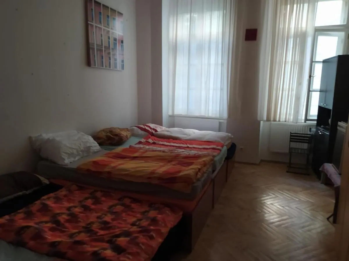 Palace View: Luxury Shared Apartment with VR Experience Prague